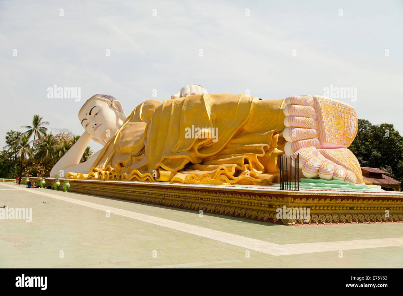 Liegender Buddha, Mya Tharlyaung, Bago, Myanmar Stockfoto