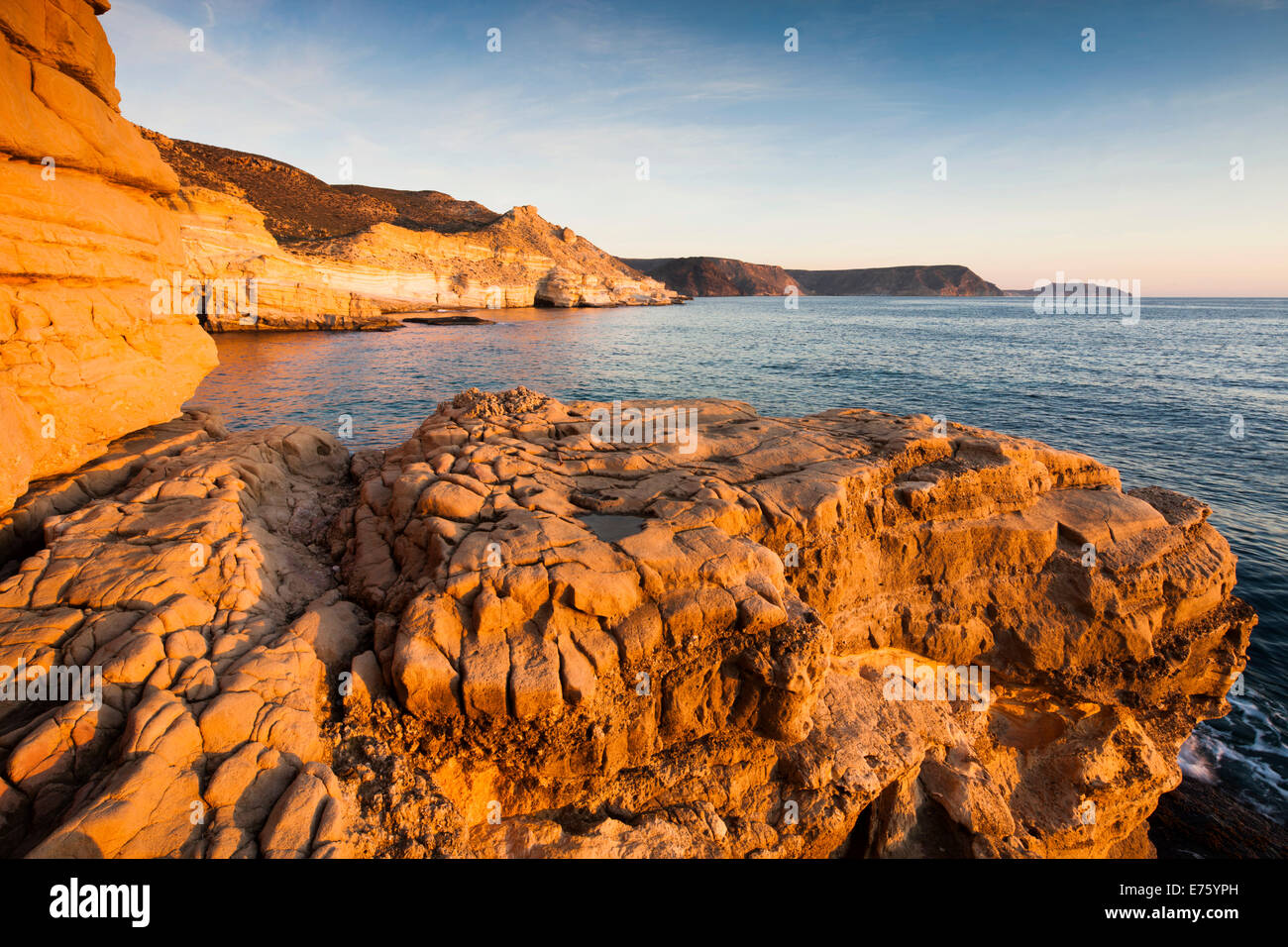 Küste in Cabo de Gata-Nijar Natural Park, Biosphärenreservat, Almería, Andalusien, Spanien Stockfoto