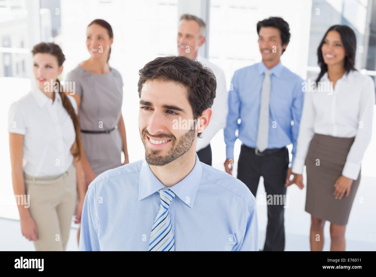 Geschäftsmann, Lächeln bei der Arbeit Stockfoto