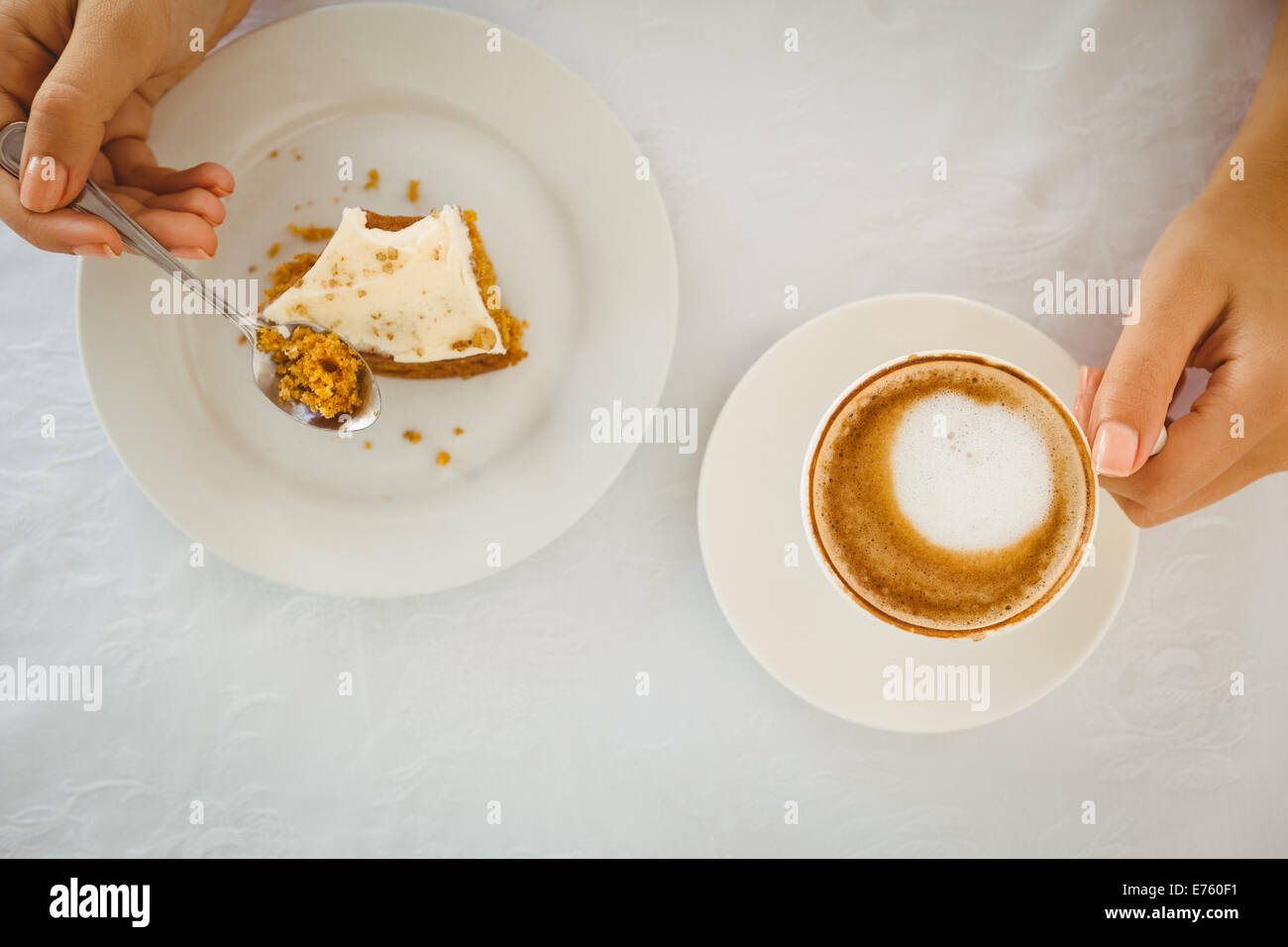 Frau mit Kaffee und Kuchen Stockfoto