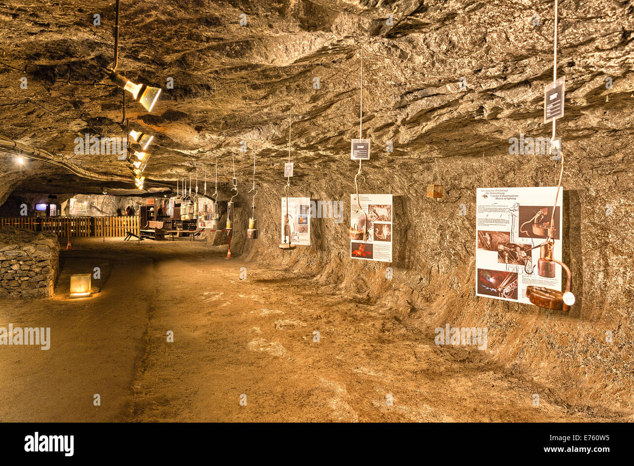 Besucher-tour durch das Salz mine in Bex. Anzeige der verschiedenen Arten von Lampen, die von den Bergleuten verwendet wurden.  Die Salzlagerstätten in Stockfoto