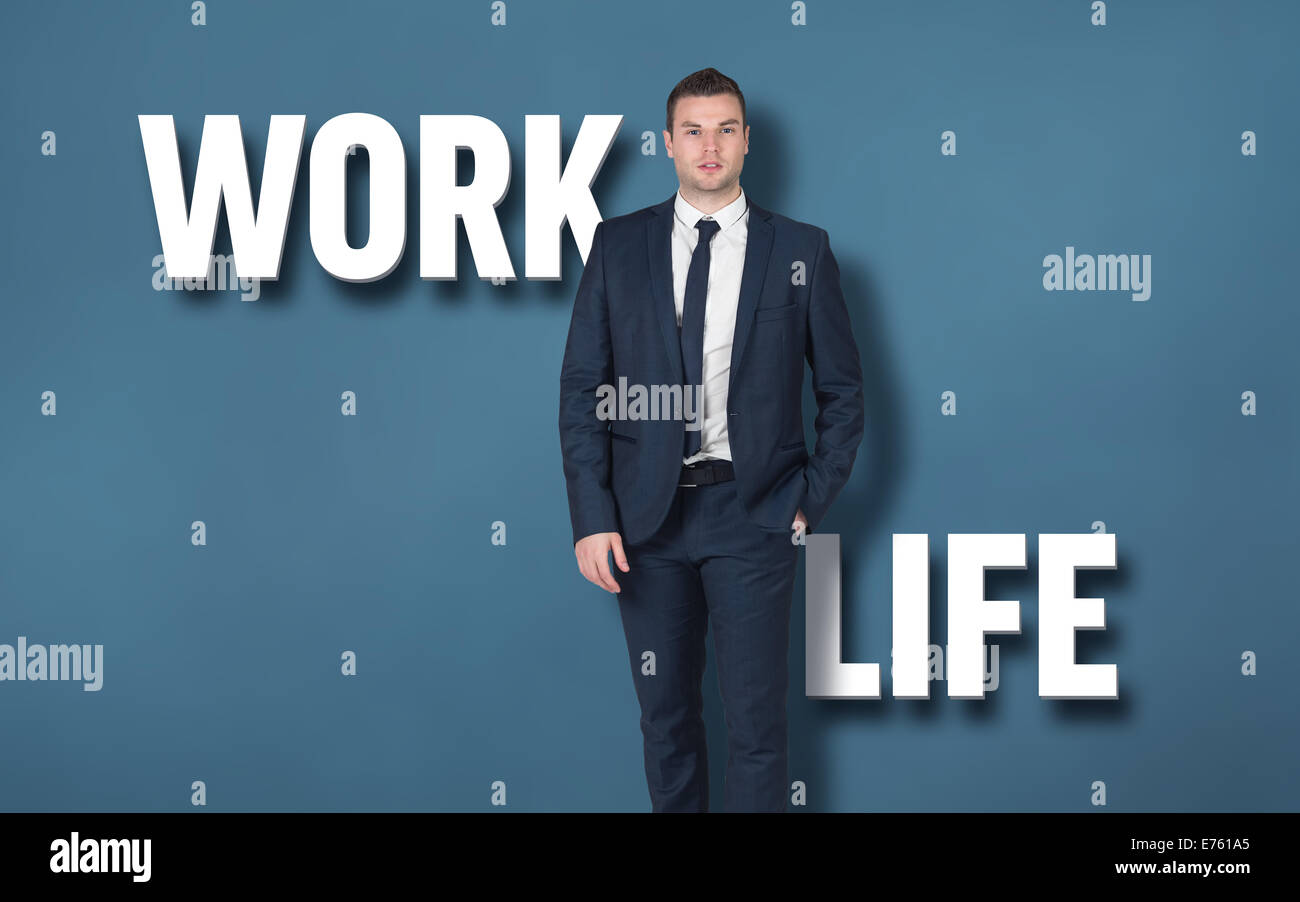 Zusammengesetztes Bild des Kaufmanns stehend mit Hand in der Tasche Stockfoto