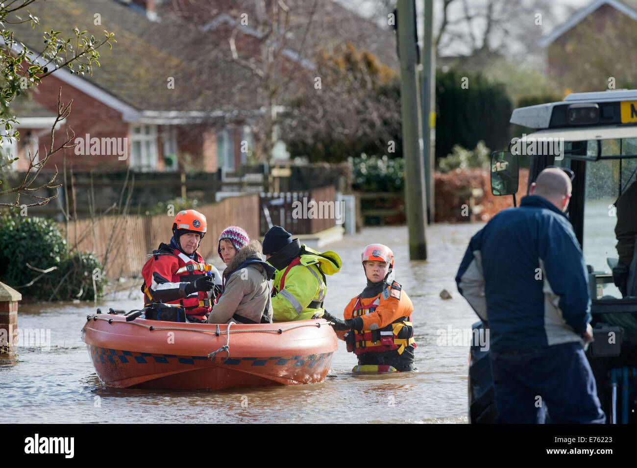 Überschwemmungen an der Somerset Ebene - ein Bewohner von Moor wird aus ihrem Haus gerettet, von BARB (Burnham-on-Sea-Bereich Rescue Boat) Stockfoto