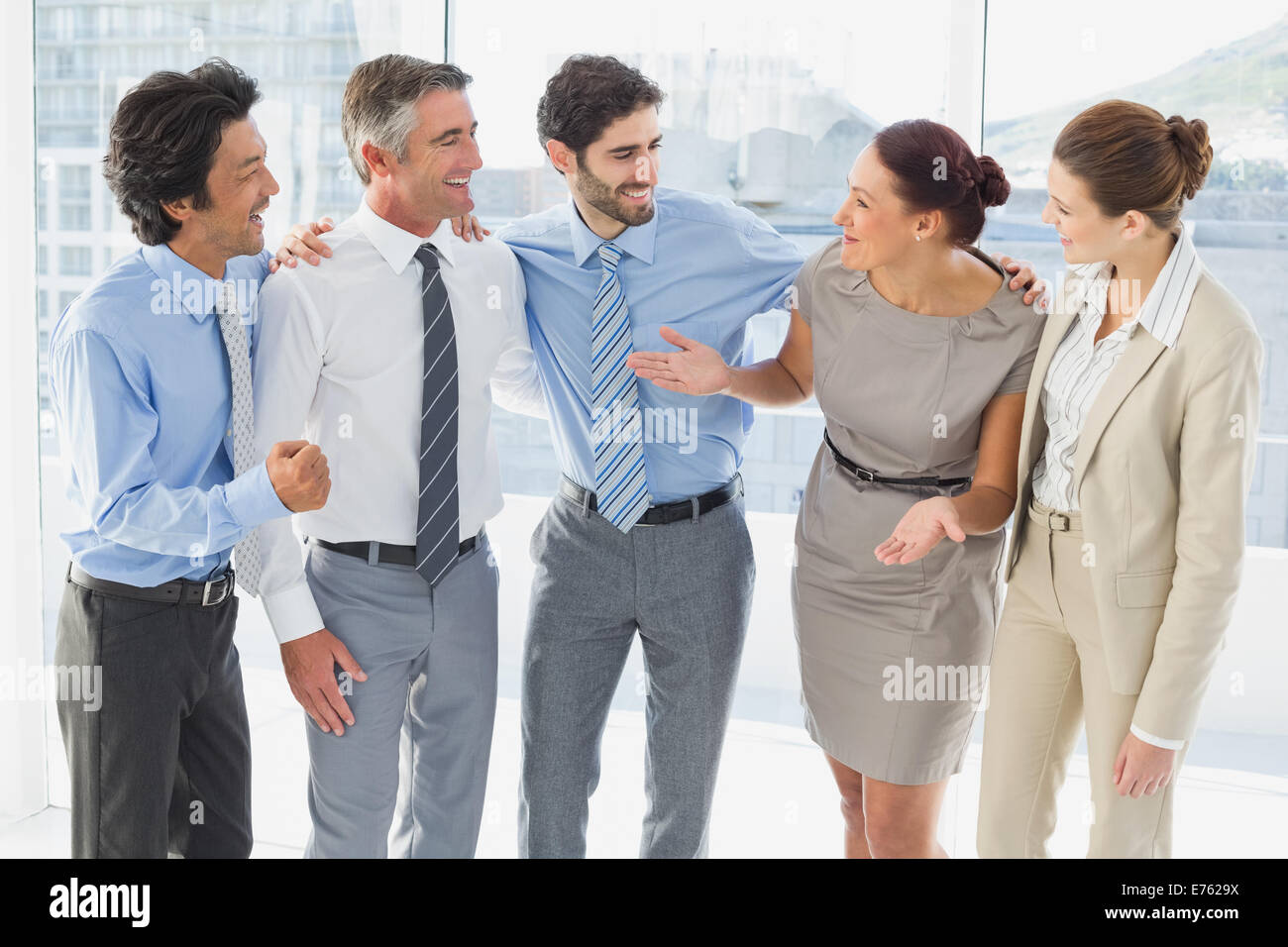 Des Mitarbeiters Lächeln und Spaß Stockfoto