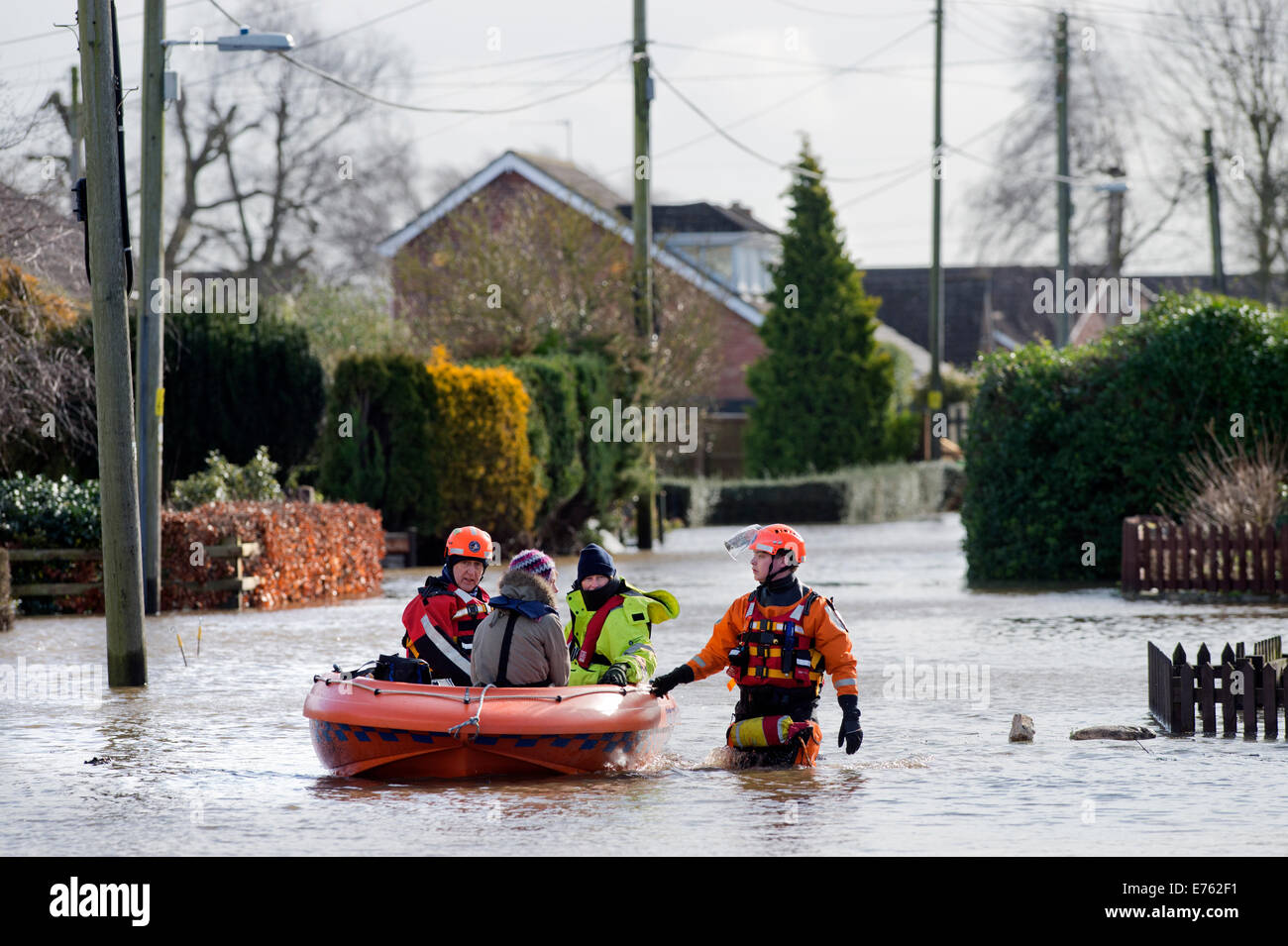 Überschwemmungen an der Somerset Ebene - ein Bewohner von Moor wird aus ihrem Haus gerettet, von BARB (Burnham-on-Sea-Bereich Rescue Boat) Stockfoto