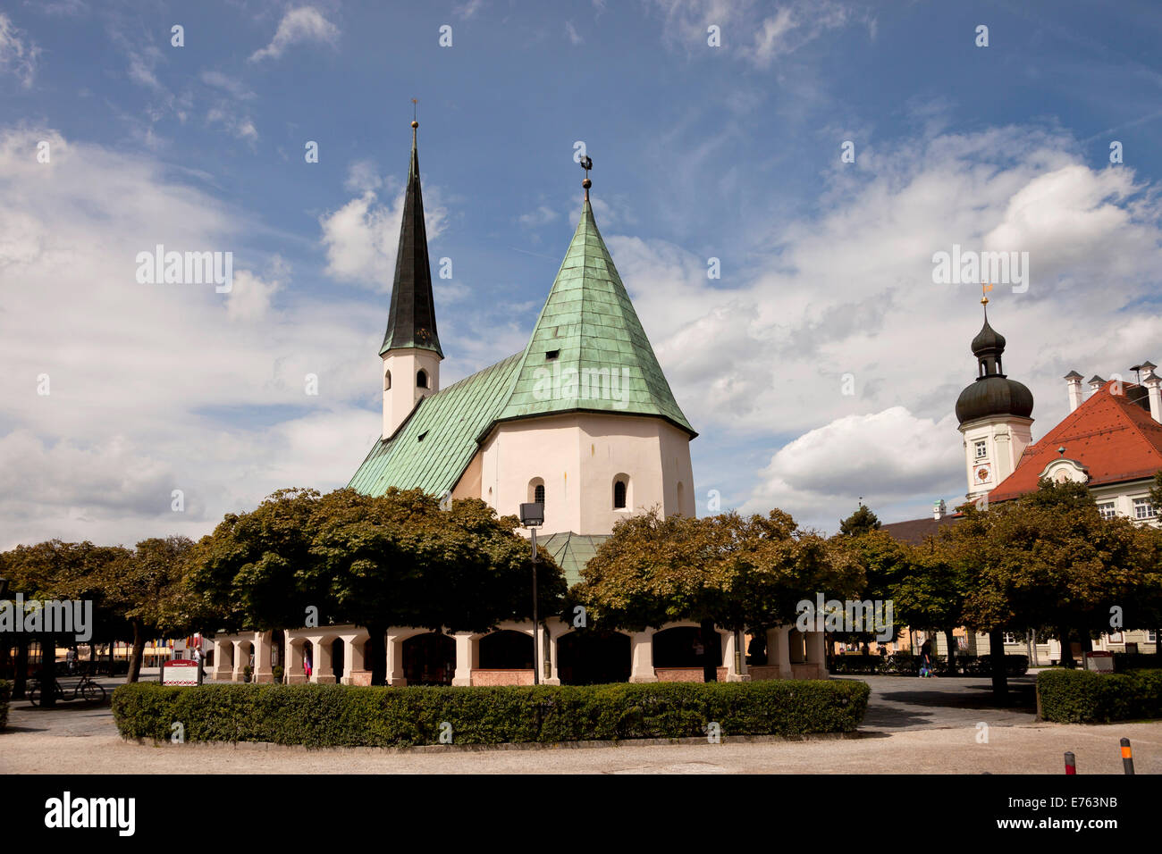 die Gnadenkapelle und Rathaus auf dem Kapellplatz Platz in Altötting, Oberbayern, Bayern, Deutschland, Europa Stockfoto