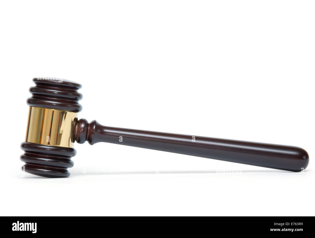 Eine hölzerne Richterhammer und Resonanzboden isoliert auf weißem Hintergrund Stockfoto