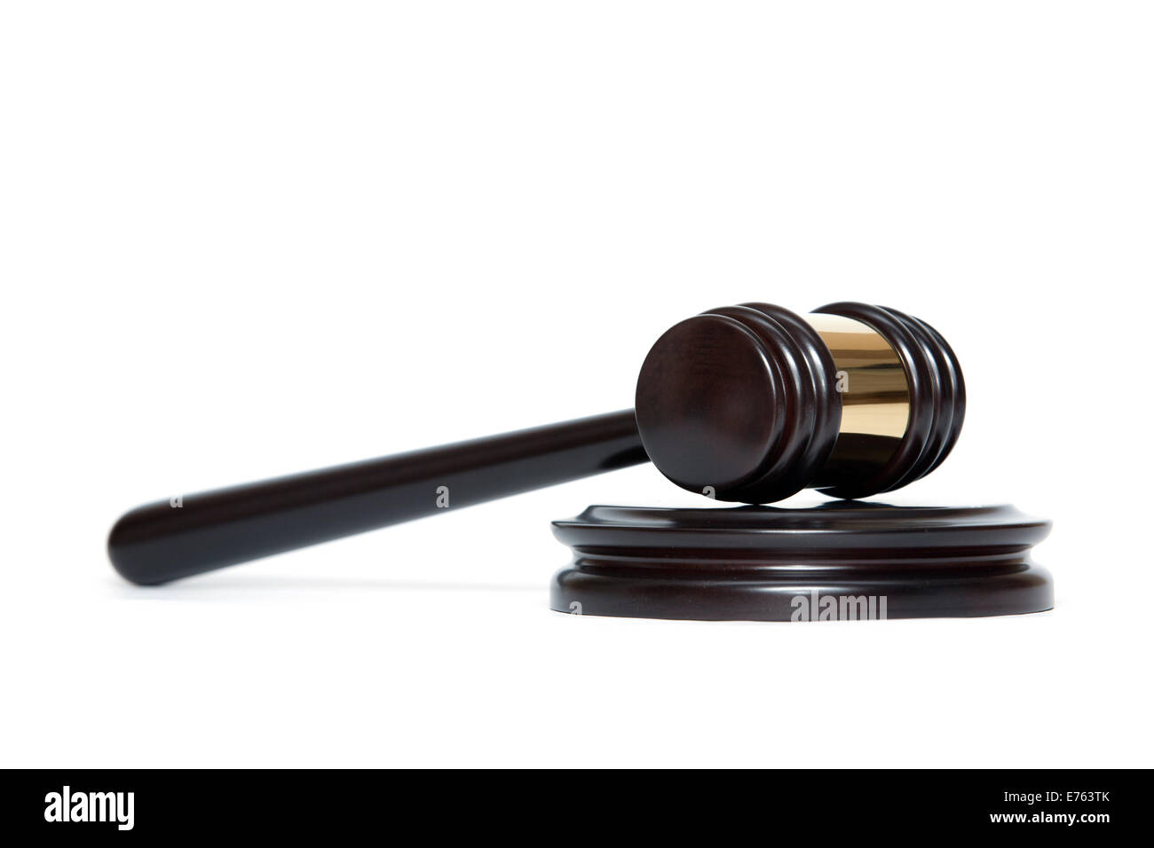 Eine hölzerne Richterhammer und Resonanzboden isoliert auf weißem Hintergrund Stockfoto