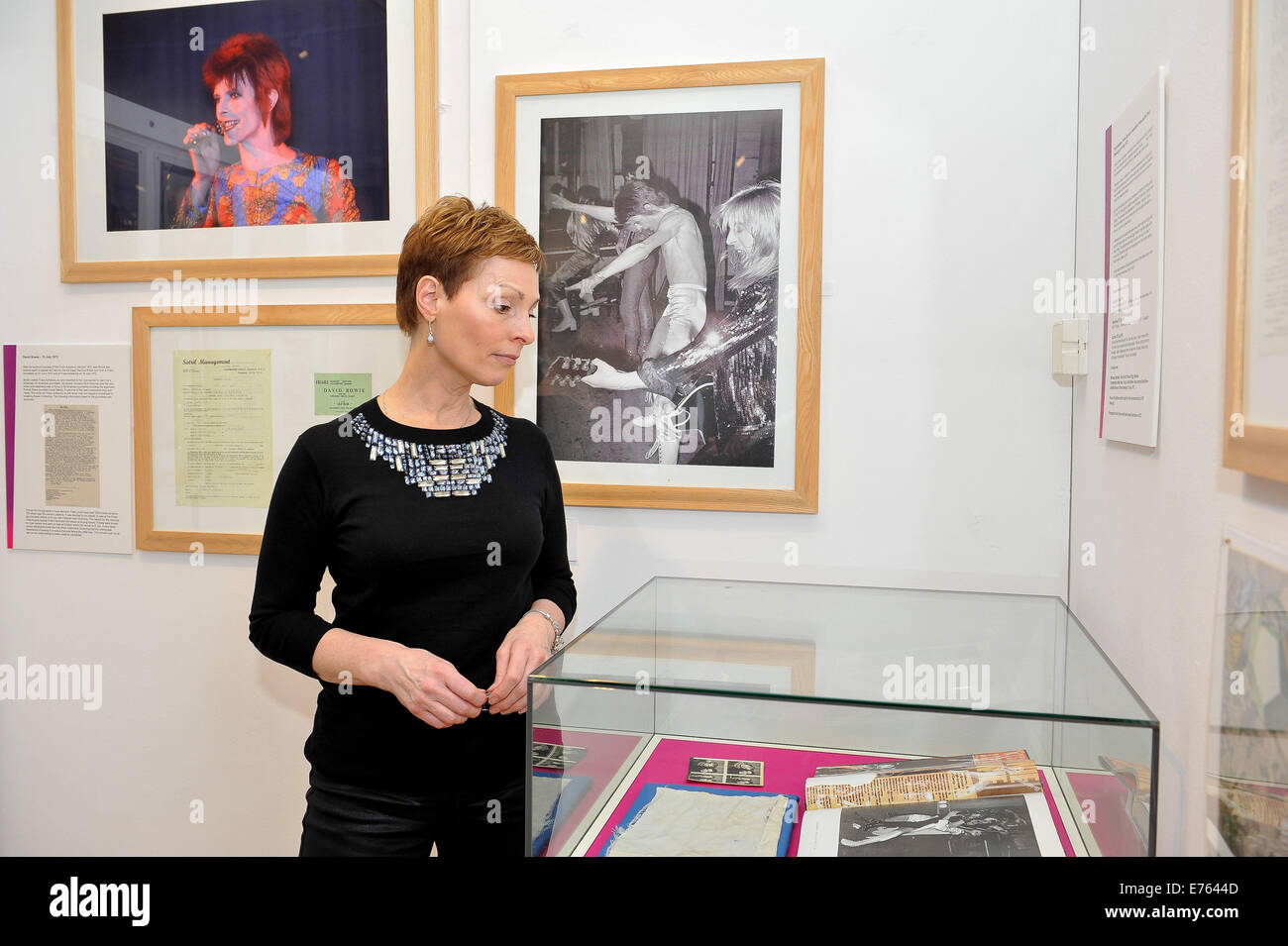 Brüder Musik Club Aylesbury ist neue Großausstellung Musik Erinnerungsstücke, mit David Bowies Riss Ziggy Stardust Hemd, seltene Erinnerungsstücke, die im Zusammenhang mit David Bowie, Lou Reed, Genesis, The Ramones, Talking Heads, The Clash, Roxy Music und Queen, "The E Stockfoto