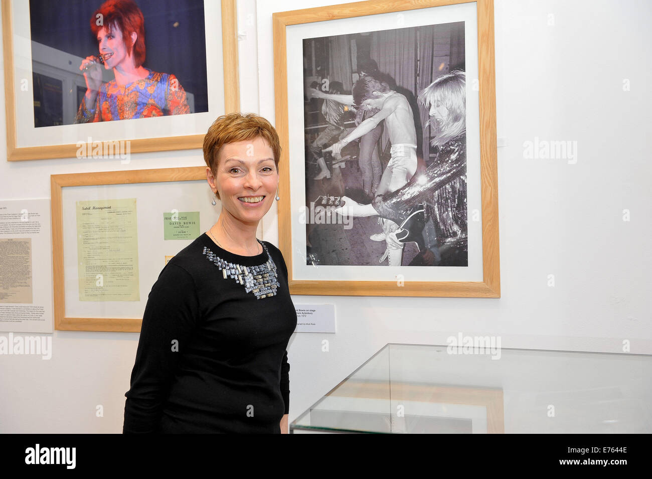 Brüder Musik Club Aylesbury ist neue Großausstellung Musik Erinnerungsstücke, mit David Bowies Riss Ziggy Stardust Hemd, seltene Erinnerungsstücke, die im Zusammenhang mit David Bowie, Lou Reed, Genesis, The Ramones, Talking Heads, The Clash, Roxy Music und Queen, "The E Stockfoto