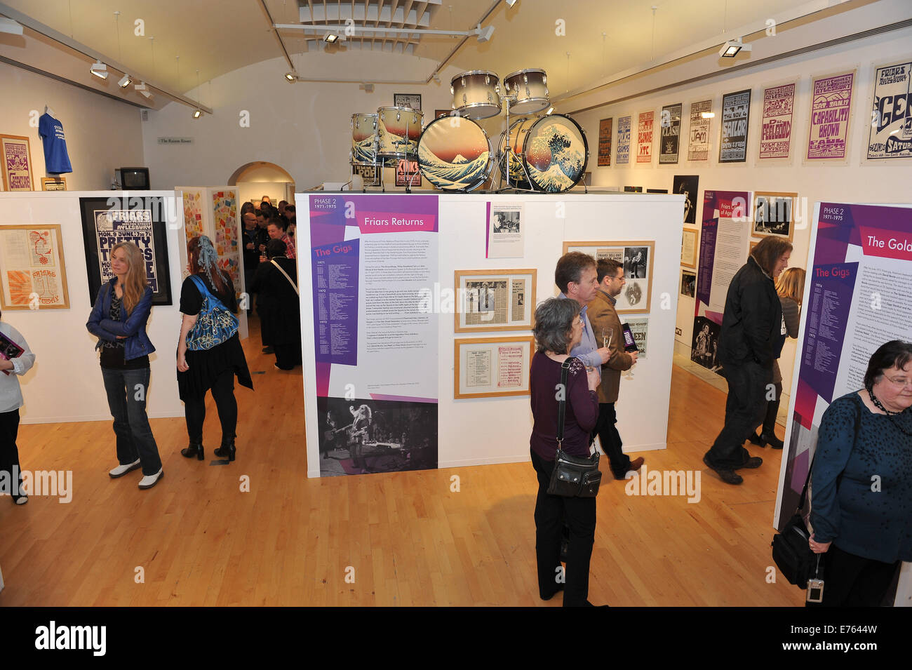 Brüder Musik Club Aylesbury ist neue Großausstellung Musik Erinnerungsstücke, mit David Bowies Riss Ziggy Stardust Hemd, seltene Erinnerungsstücke, die im Zusammenhang mit David Bowie, Lou Reed, Genesis, The Ramones, Talking Heads, The Clash, Roxy Music und Queen, "The E Stockfoto