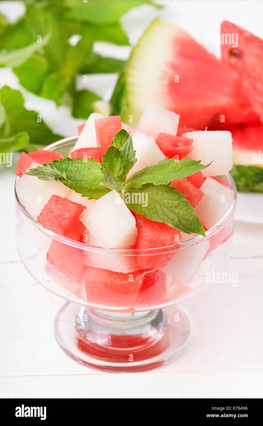 Wassermelone und Melone Scheiben aus Glas auf weißer Holztisch Stockfoto