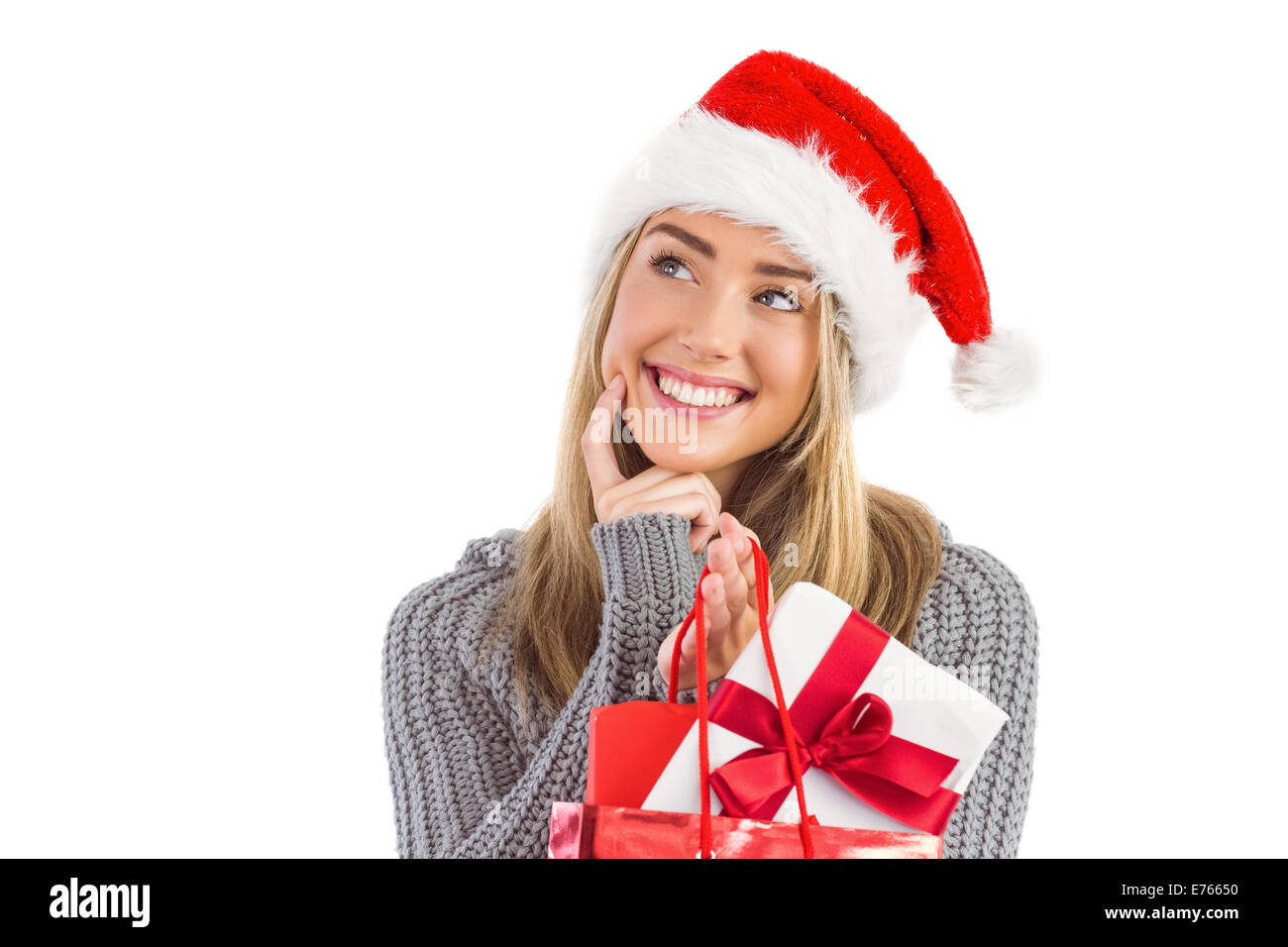 Festliche Blondine hält Weihnachtsgeschenk und Tasche Stockfoto