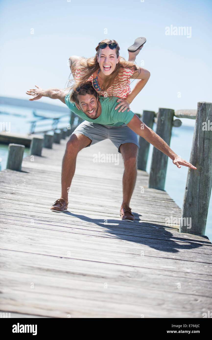 Paar spielen auf hölzerne dock Stockfoto