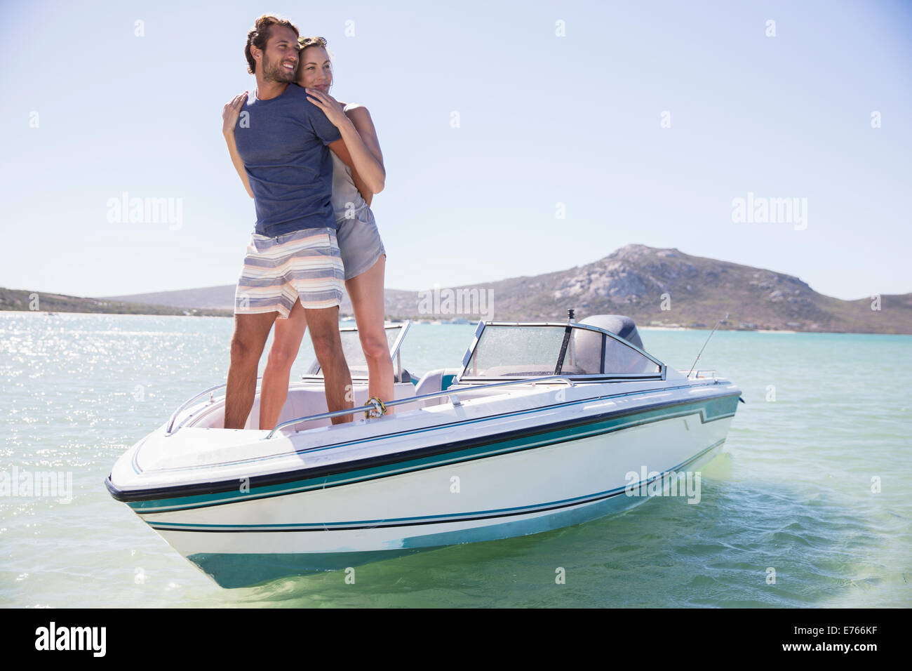 Paar steht auf Boot zusammen Stockfoto