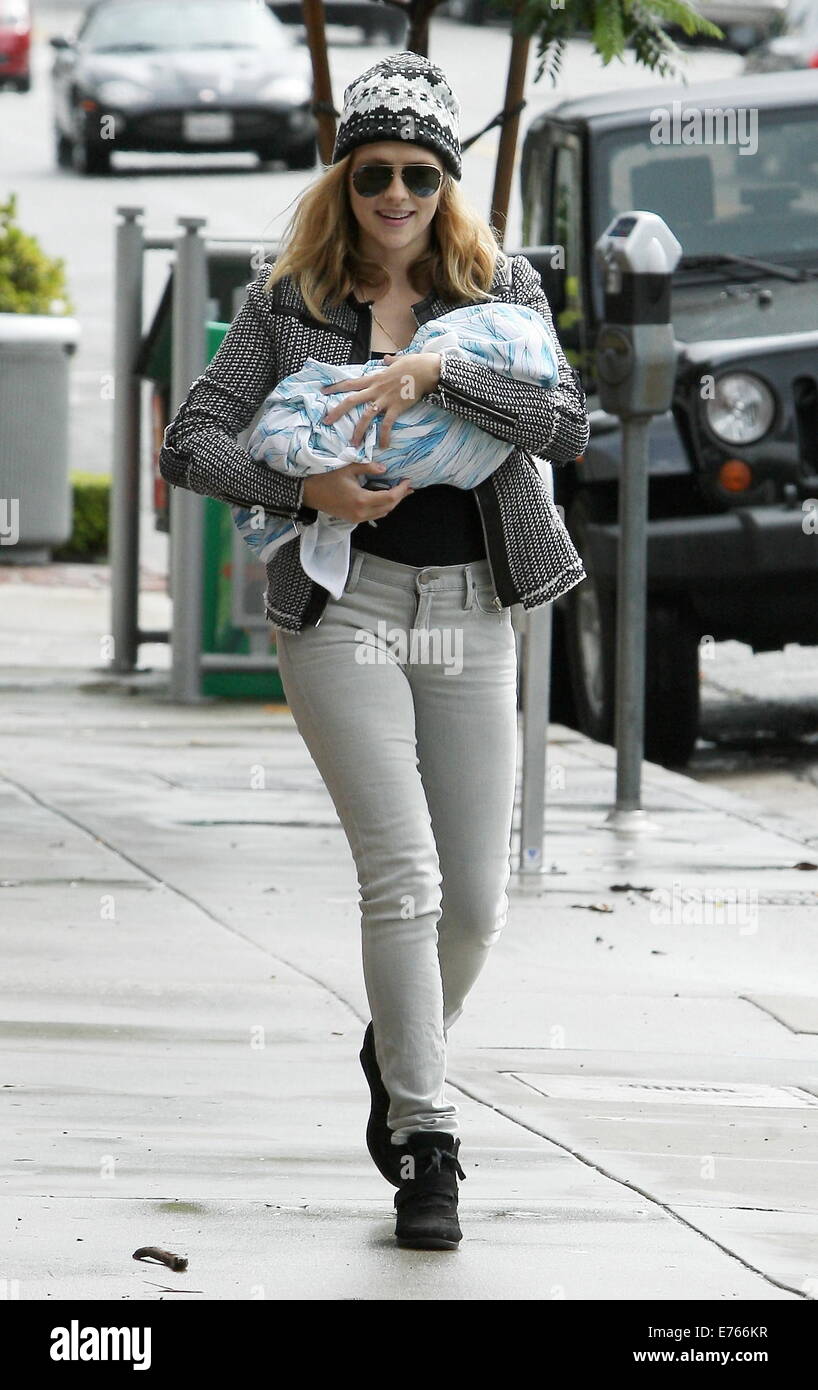Australische Schauspielerin Teresa Palmer mit Neugeborenen Sohn Bodhi in ihr Arme als sie Bel Bambini Boutique West Hollywood mit verlässt: Teresa Palmer, Bodhi Webber wo: Los Angeles, California, Vereinigte Staaten von Amerika als: 1. März 2014 Stockfoto