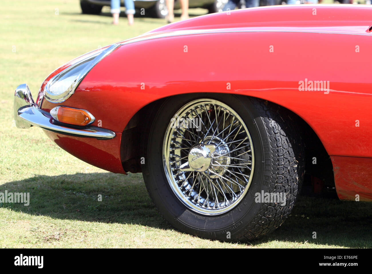 Frontflügel und Draht Rad-Detail auf eine Mark 1 E-Type Jaguar 2 + 2 Carmen rot. Stockfoto