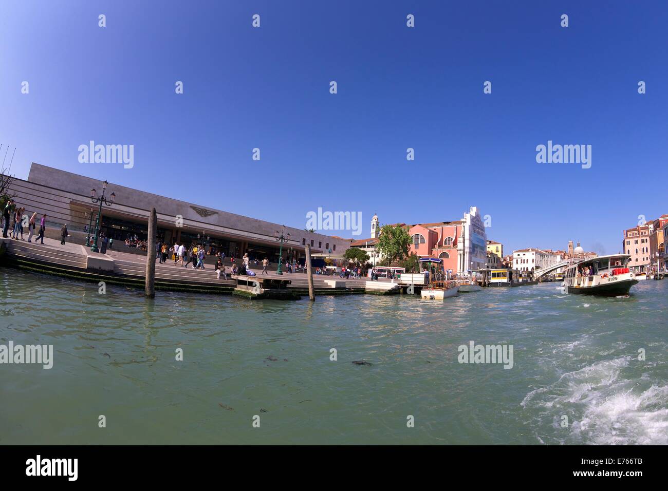Vom Bahnhof Venezia Santa Lucia und Canal an sonnigen Sommertag, Venedig, Veneto, Italien, Europa Stockfoto