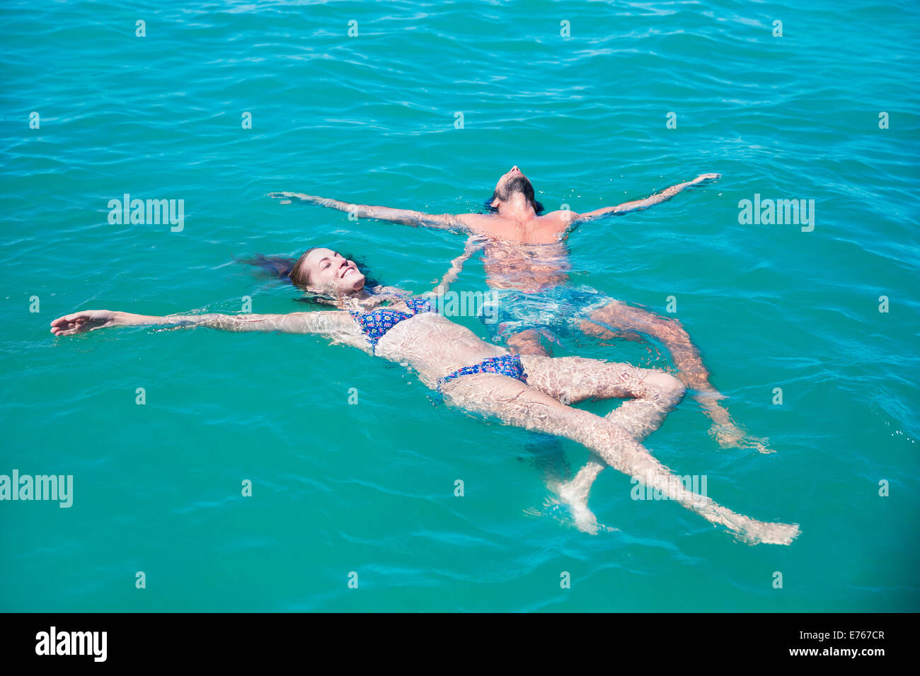 Paar in Wasser zusammen entspannen Stockfoto