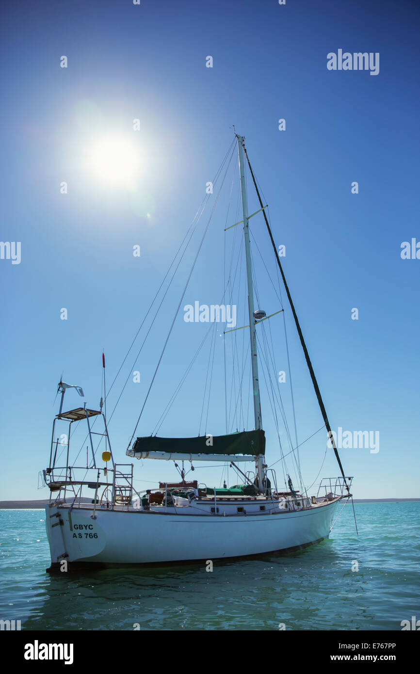 Segelboot im Wasser an sonnigen Tag Stockfoto