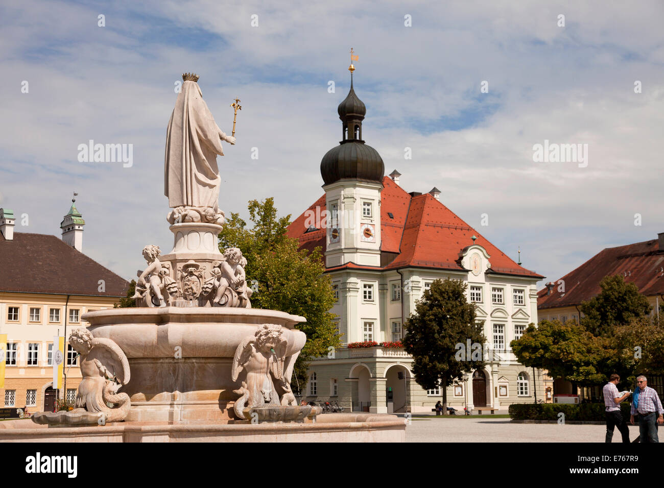 Brunnen Sie Marienbrunnen und das Rathaus auf dem Kapellplatz Platz in der Pilgerstadt Altötting, Oberbayern, Bayern, Deutschland Stockfoto