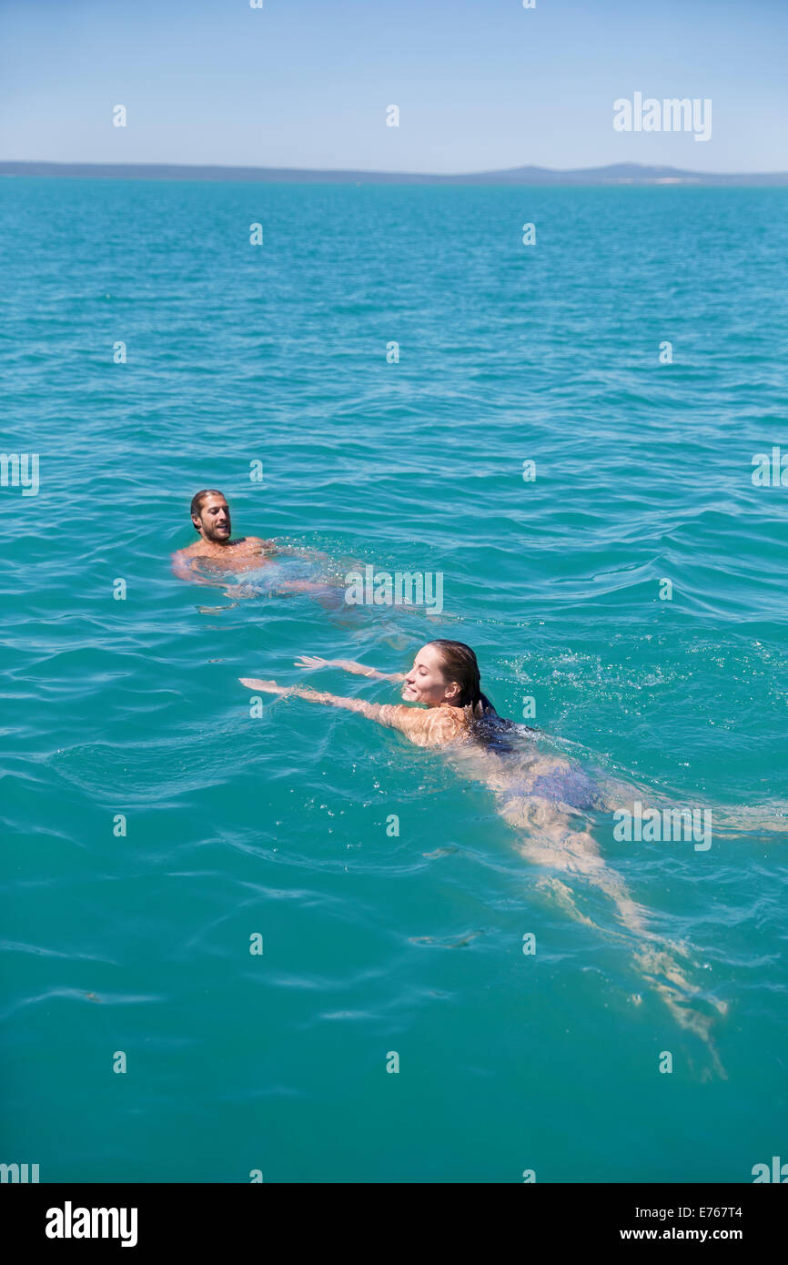 Paar gemeinsam schwimmen Stockfoto