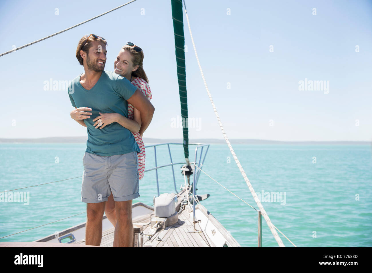 Paar auf Deck Segelbootes umarmt Stockfoto