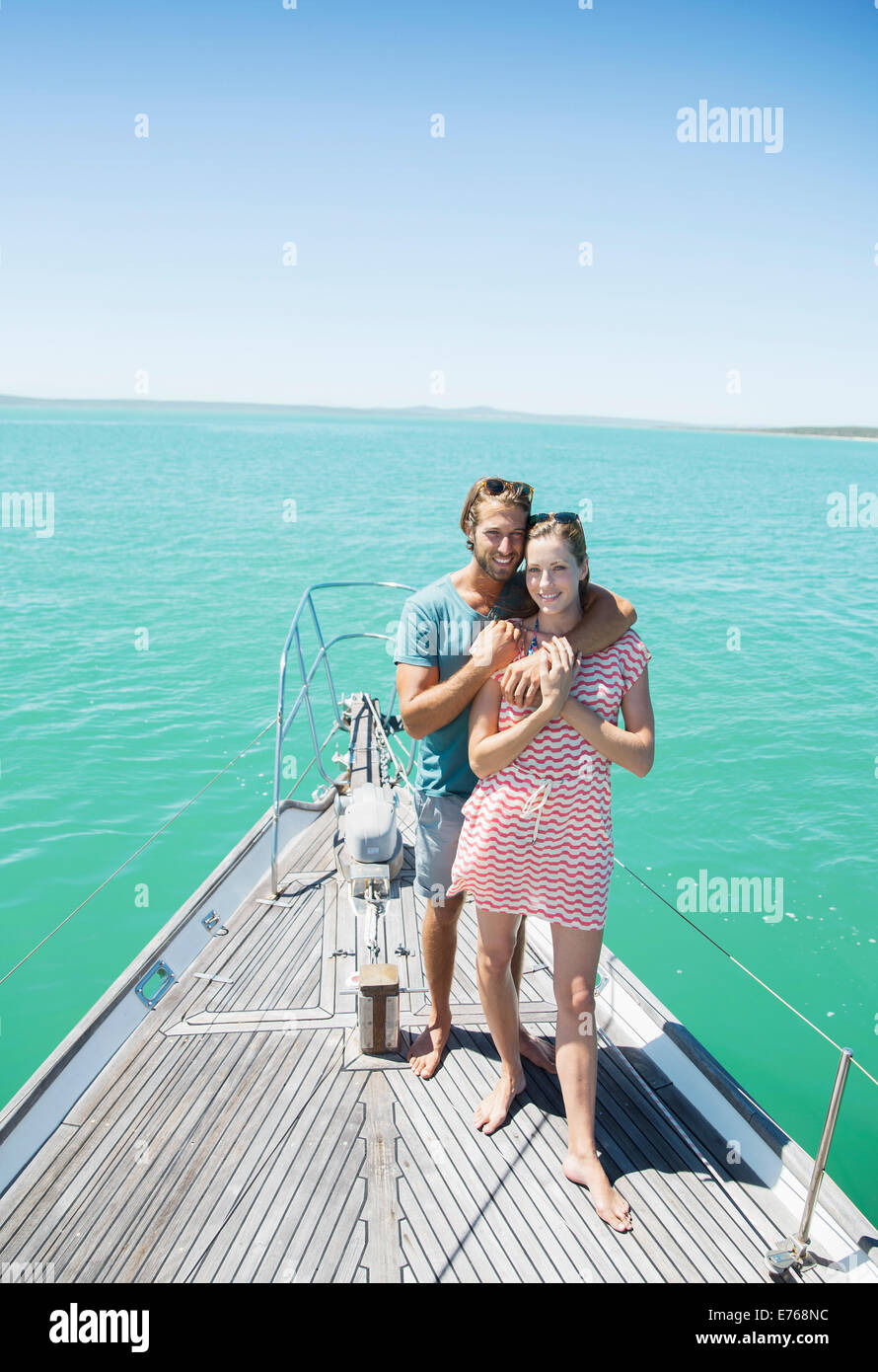 Paar steht auf Boot zusammen Stockfoto