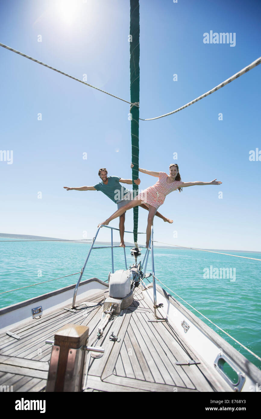 Paar steht am Ende des Bootes Stockfoto