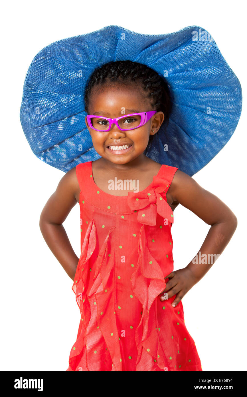 Komische Porträt der kleinen afrikanischen Mädchen mit großen blauen Hut. Isoliert auf weißem Hintergrund. Stockfoto