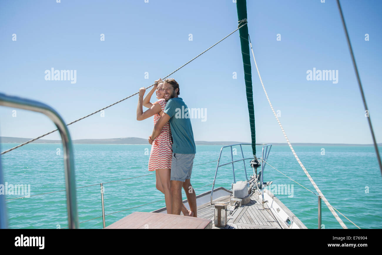 Paar steht auf Boot zusammen Stockfoto