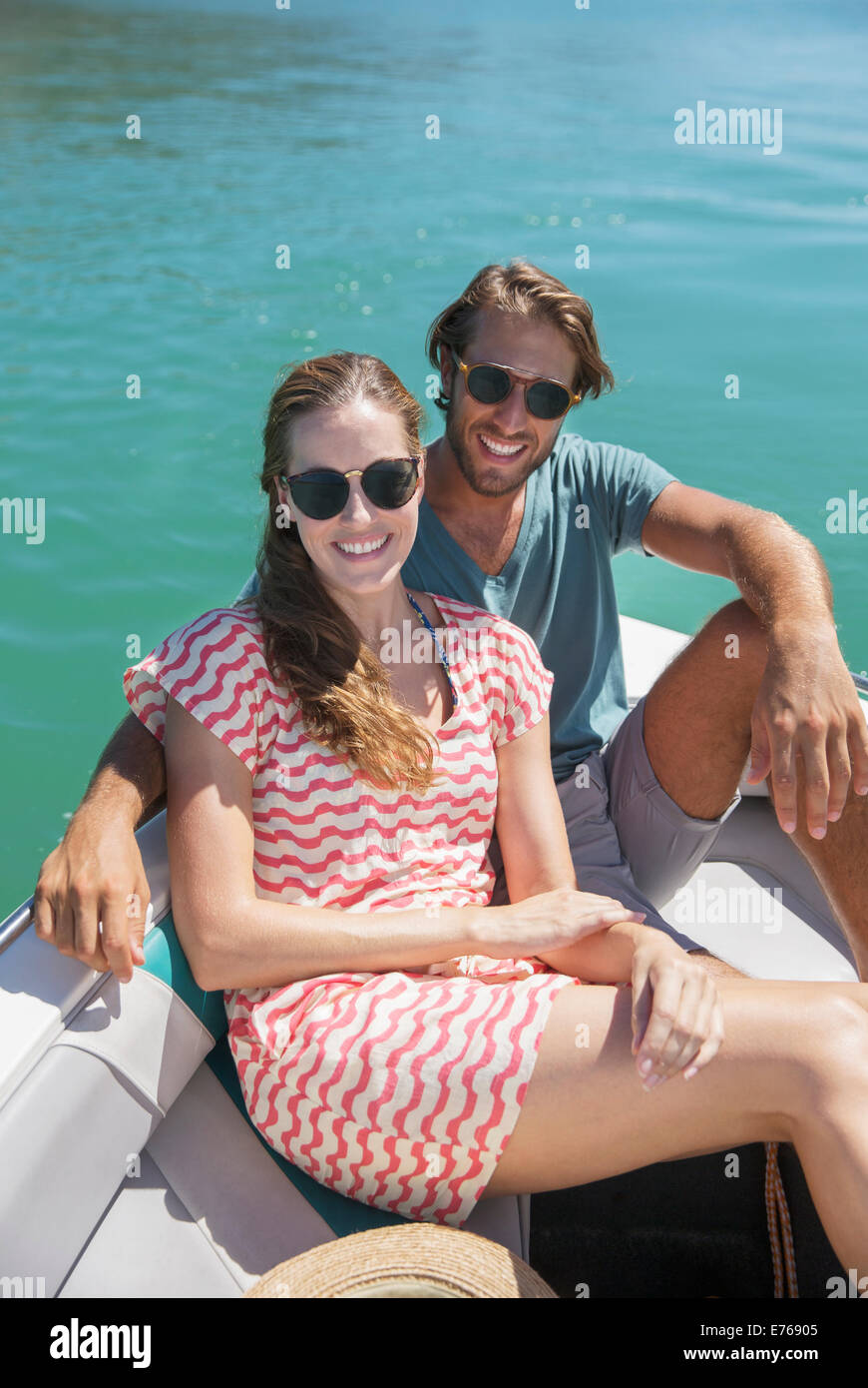 Paar, sitzen im Boot auf dem Wasser Stockfoto