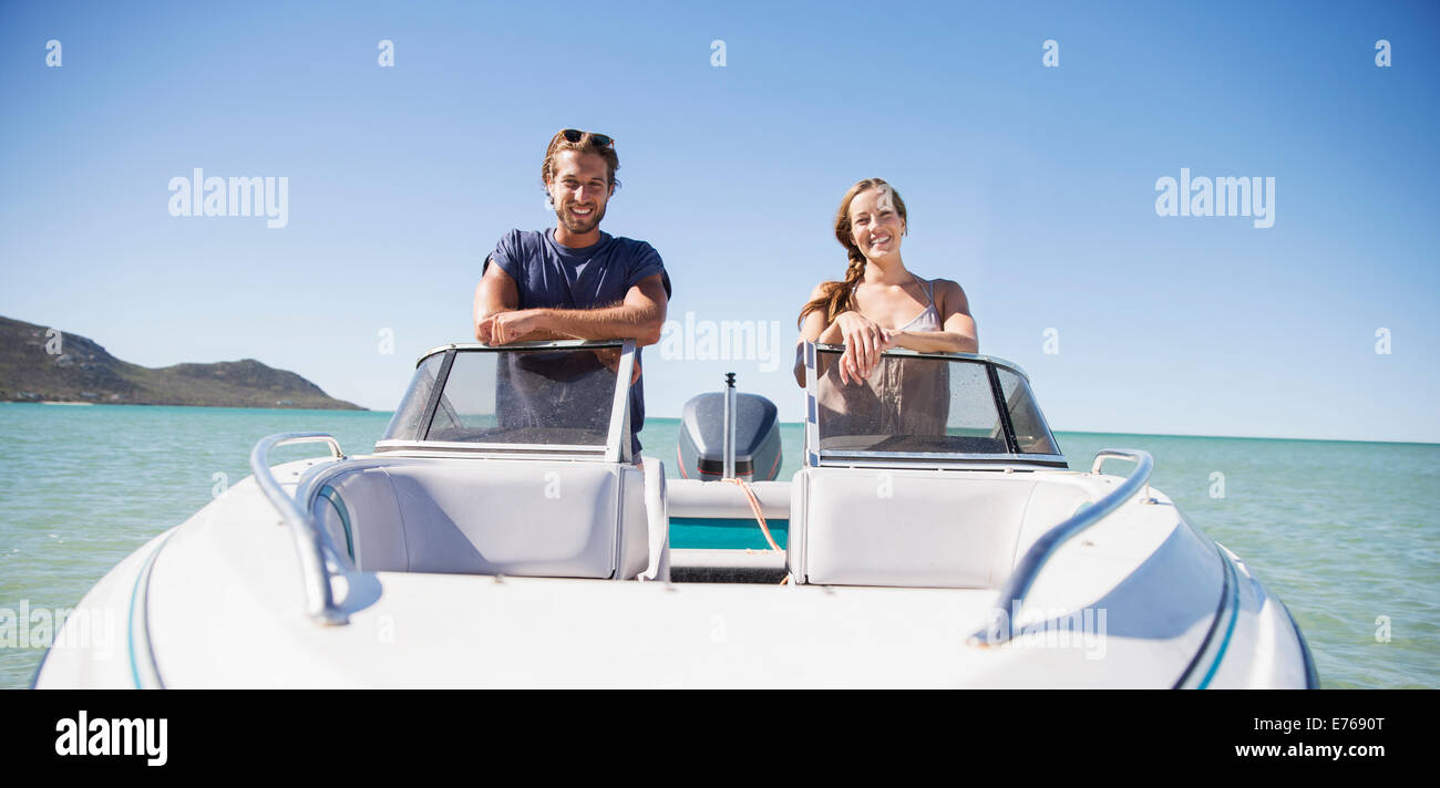 Paar steht im Boot auf dem Wasser Stockfoto