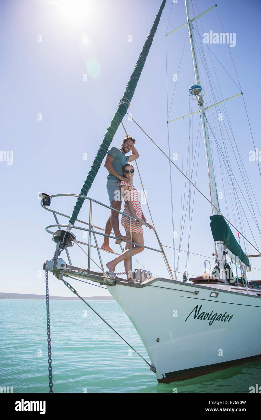 Paar steht auf der Vorderseite des Bootes Stockfoto