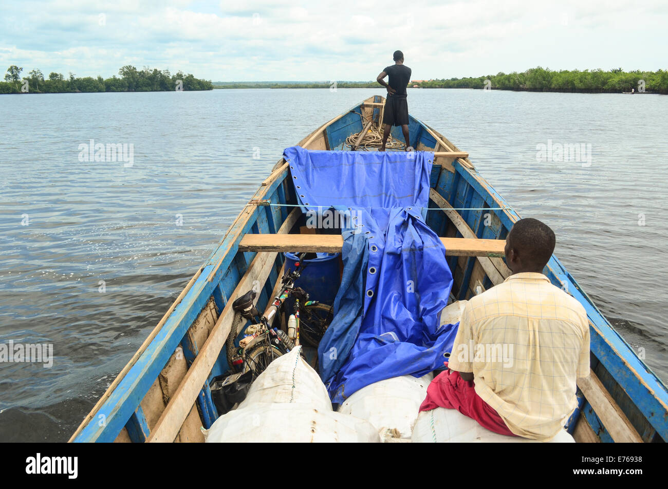Kleines Holzboot mit Menschen und Güter von Cabinda nach Angola um DR Congo Stockfoto