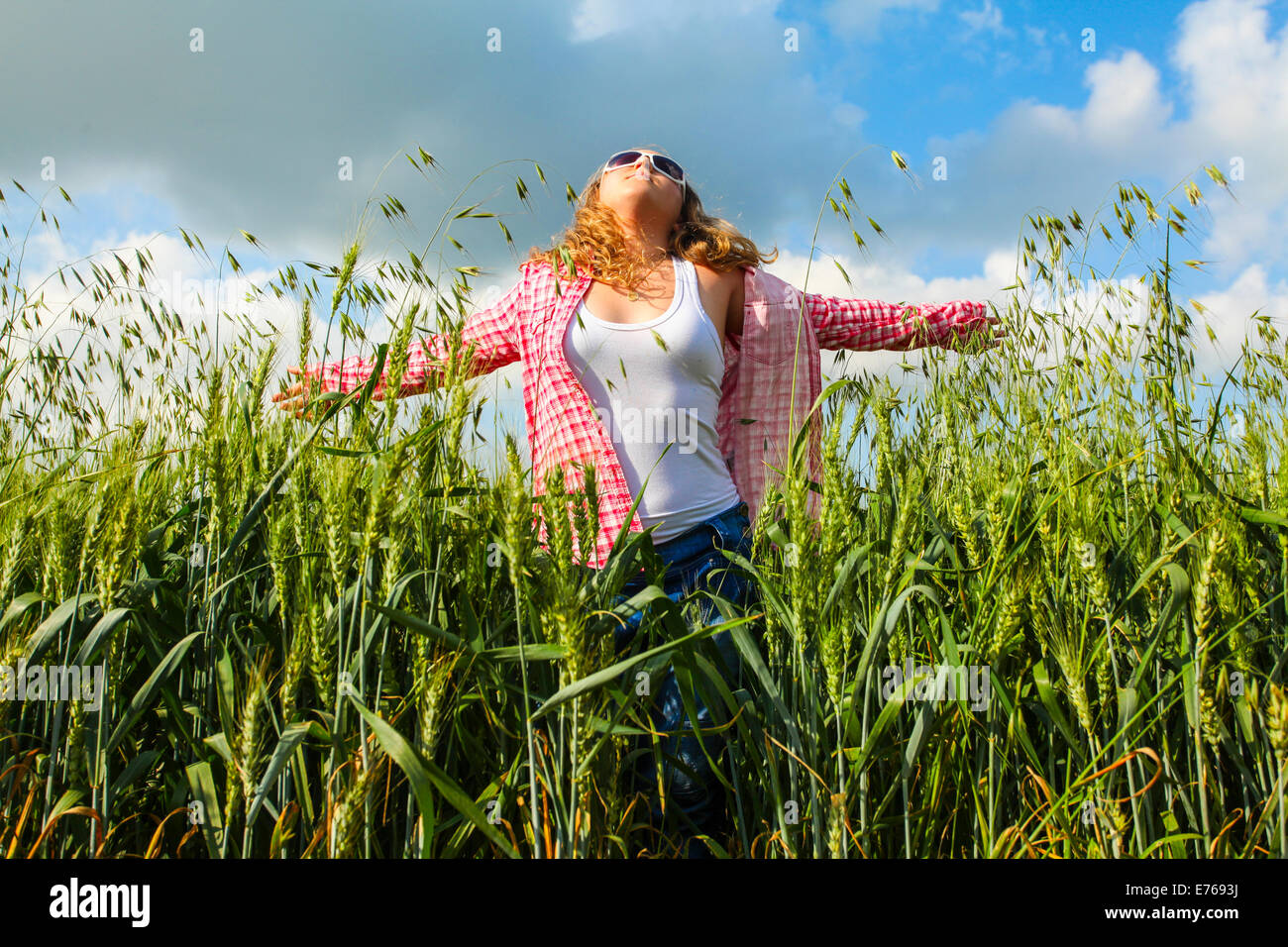 Porträt von einem 16 Jahre alten Teen Mädchen in einem Weizenfeld Modell veröffentlicht Stockfoto
