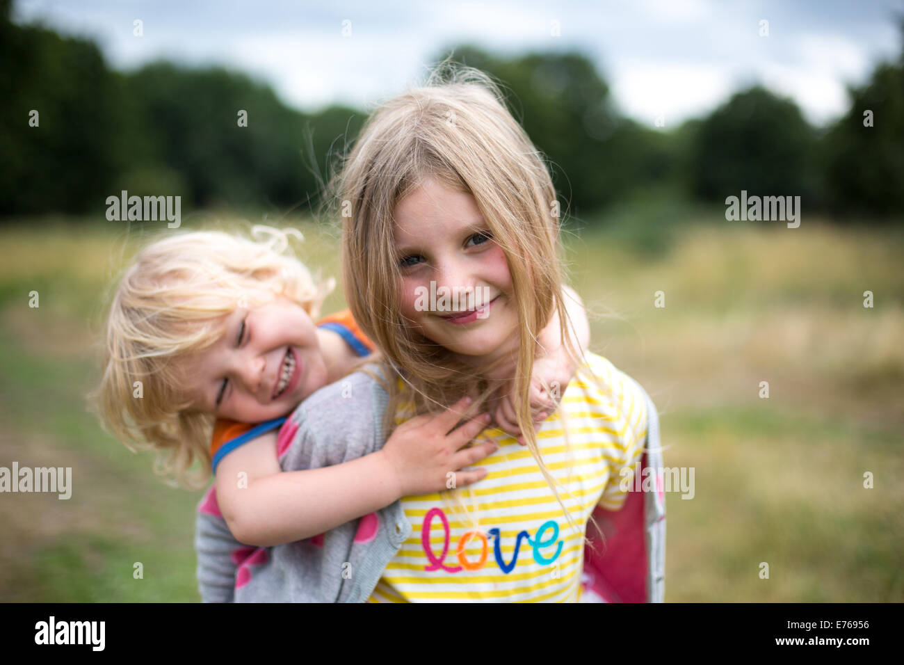 Geschwister im freien Stockfoto