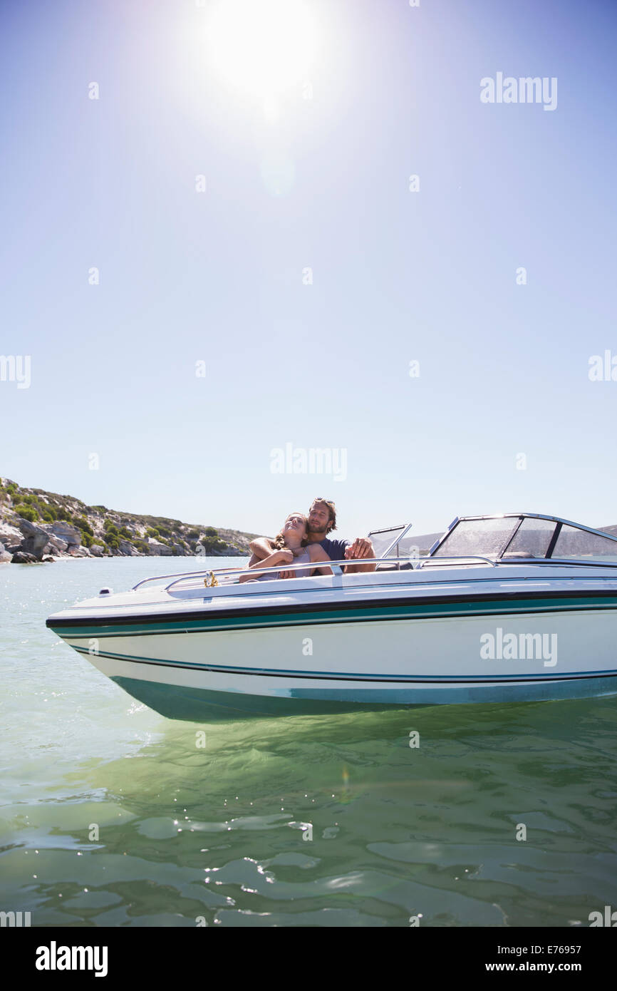 Paar Verlegung gemeinsam im Boot auf dem Wasser Stockfoto