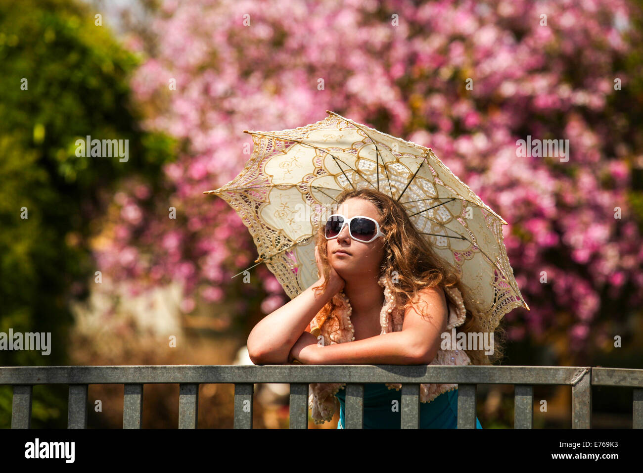 Porträt von ein 16 Jahre altes Teengirl mit einer Sonnenbrille und einem Sonnenschirm. Modell veröffentlicht Stockfoto