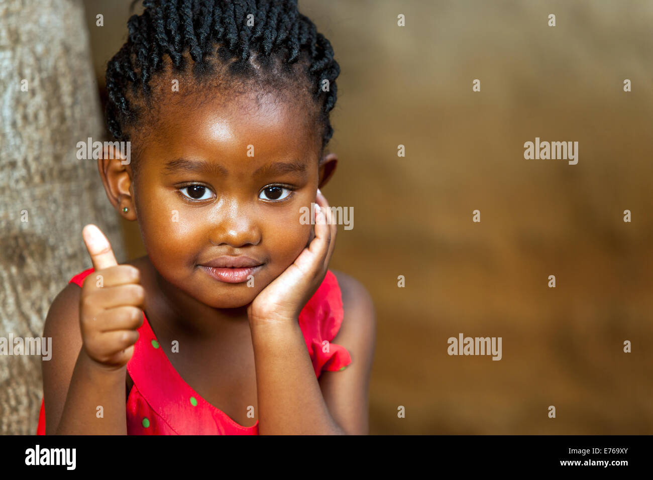 Nahaufnahme Gesichts Porträt von afrikanischen Mädchen Daumen nach oben im Freien zu tun. Stockfoto