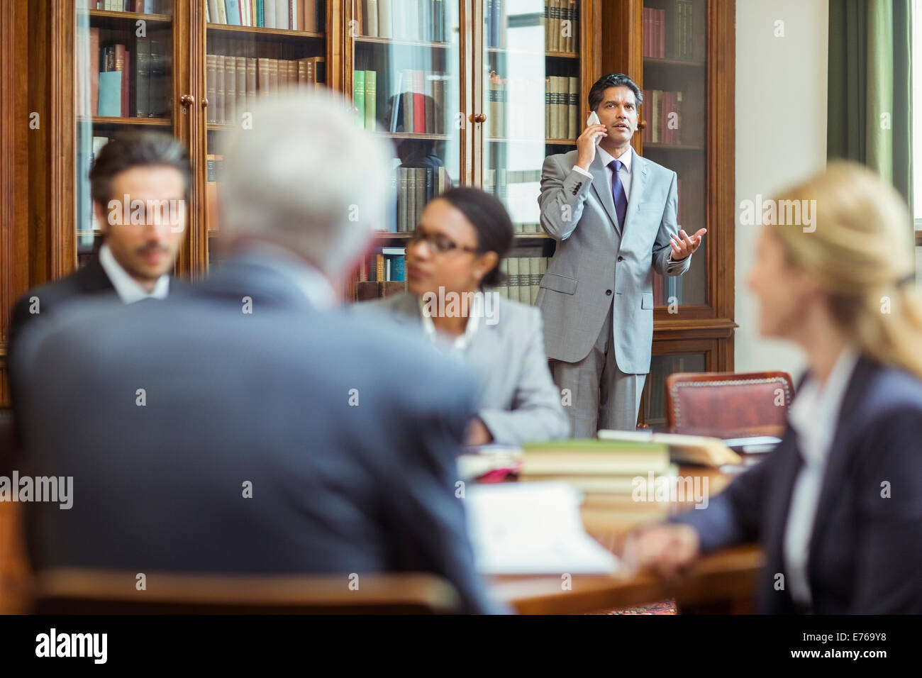 Juristen sprechen auf Handy in Kammern Stockfoto