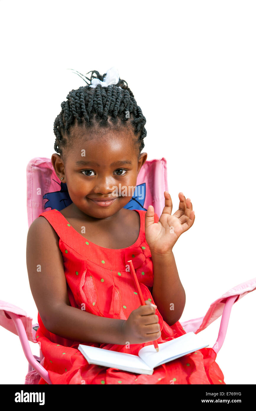 Porträt von süßen afrikanisches Mädchen mit Notizbuch Hand winken. Isoliert auf weißem Hintergrund. Stockfoto