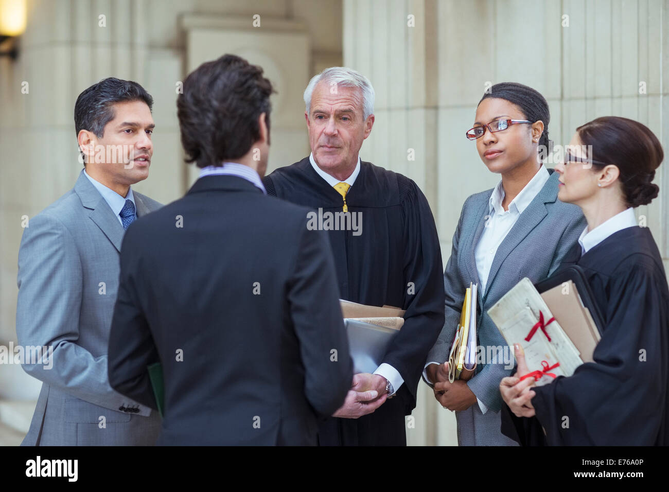 Richter und Anwälte sprechen im Gerichtsgebäude Stockfoto