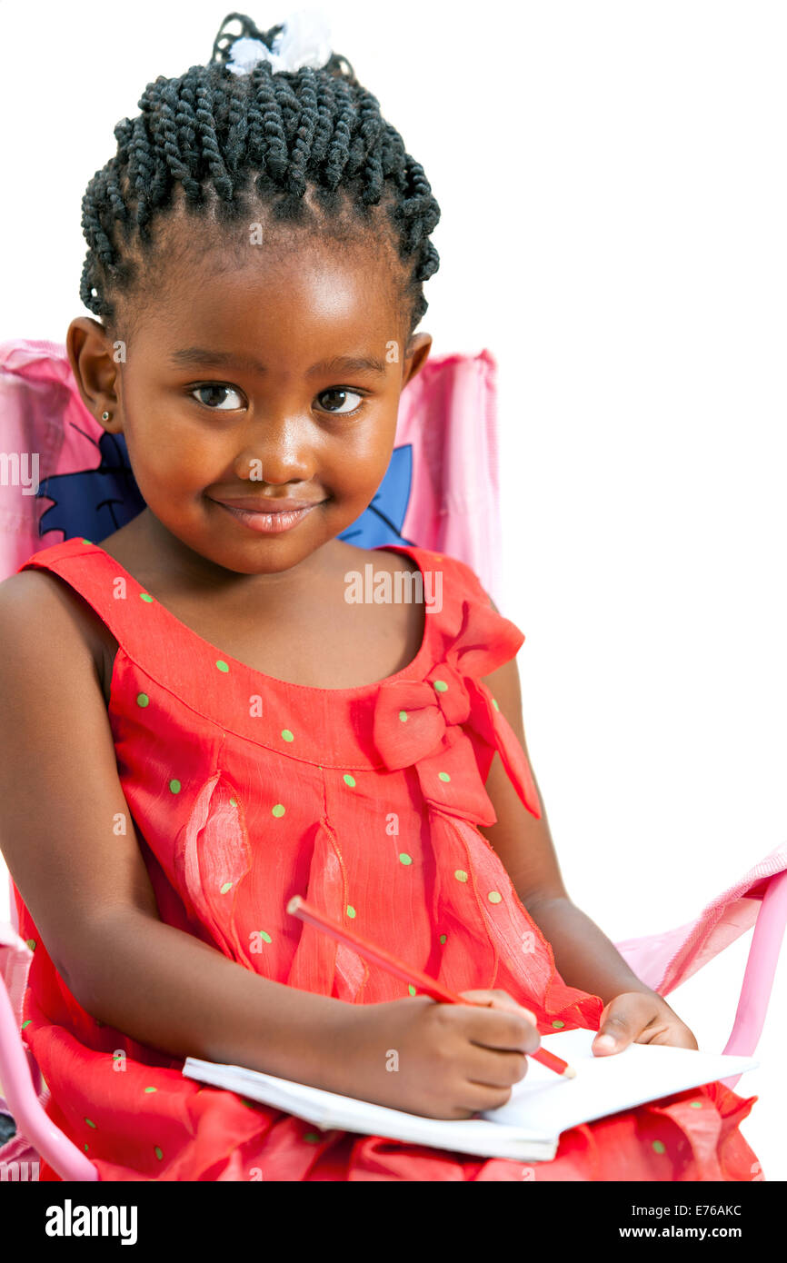 Porträt der niedliche kleine afrikanische Mädchen mit Notizbuch hautnah. Isoliert auf weißem Hintergrund. Stockfoto
