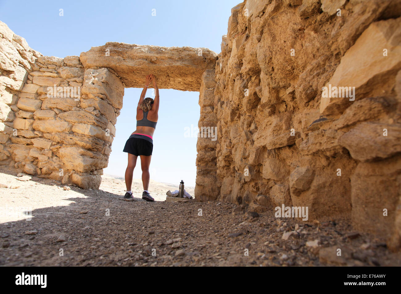 Frau Worksout in alten Ruinen in der Wüste Stockfoto