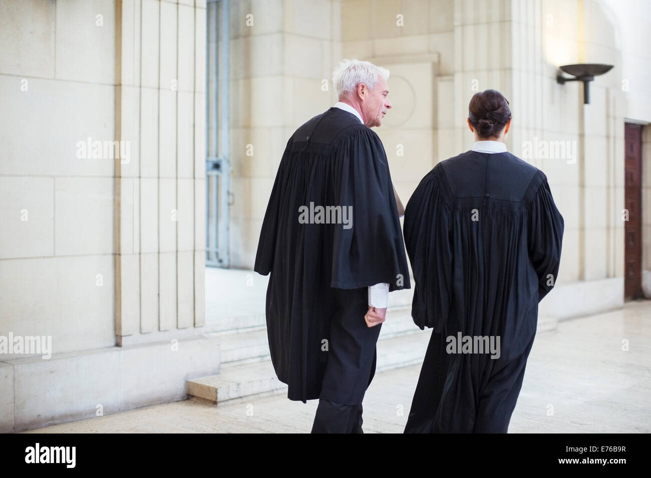 Richter zu Fuß durch Gerichtsgebäude zusammen Stockfoto