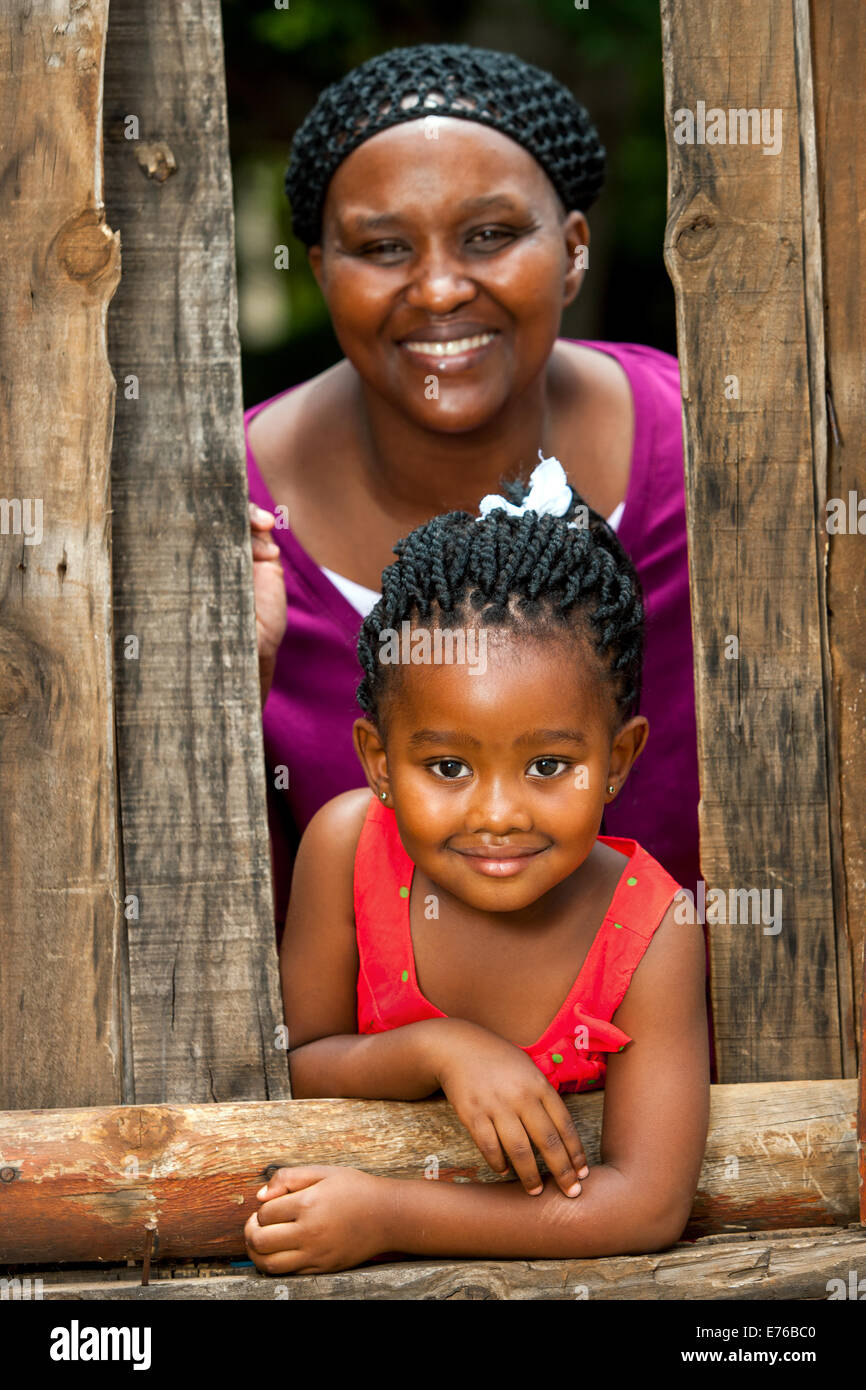 Familienporträt des afrikanischen Mutter mit Tochter Natur hautnah. Stockfoto