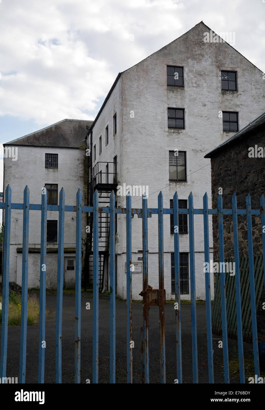 Sicherheitsschleusen außerhalb einer stillgelegten Mühle in Innerleithen, Scottish Borders gesperrt. Stockfoto