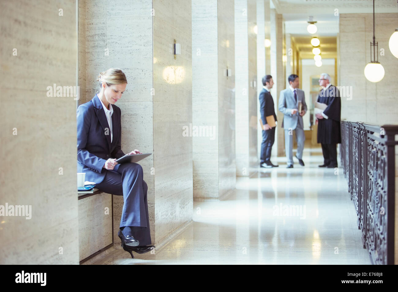 Anwalt arbeitet auf digitale Tablet im Gerichtsgebäude Stockfoto