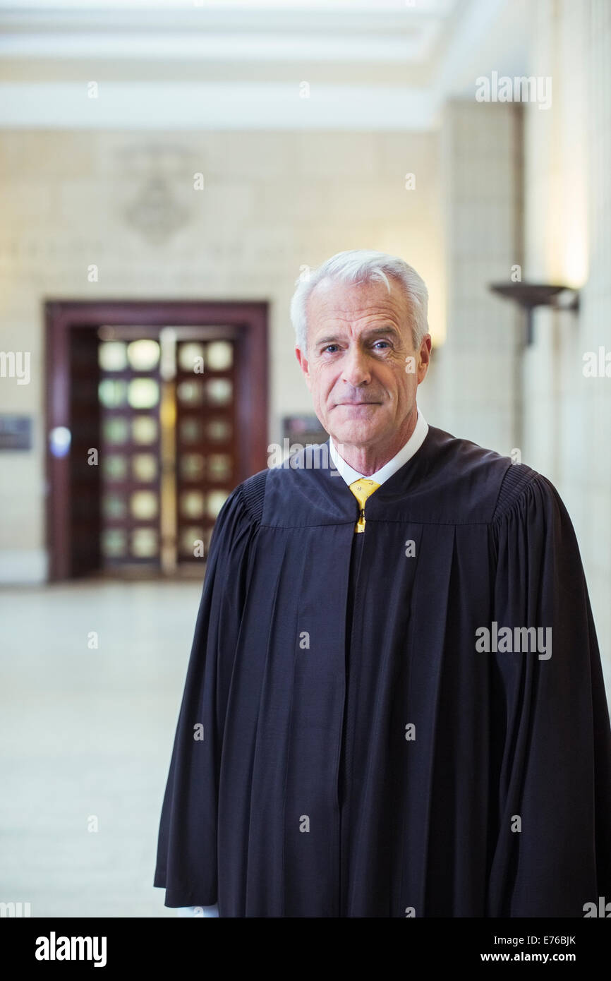 Richter, die lächelnd im Gerichtsgebäude Stockfoto